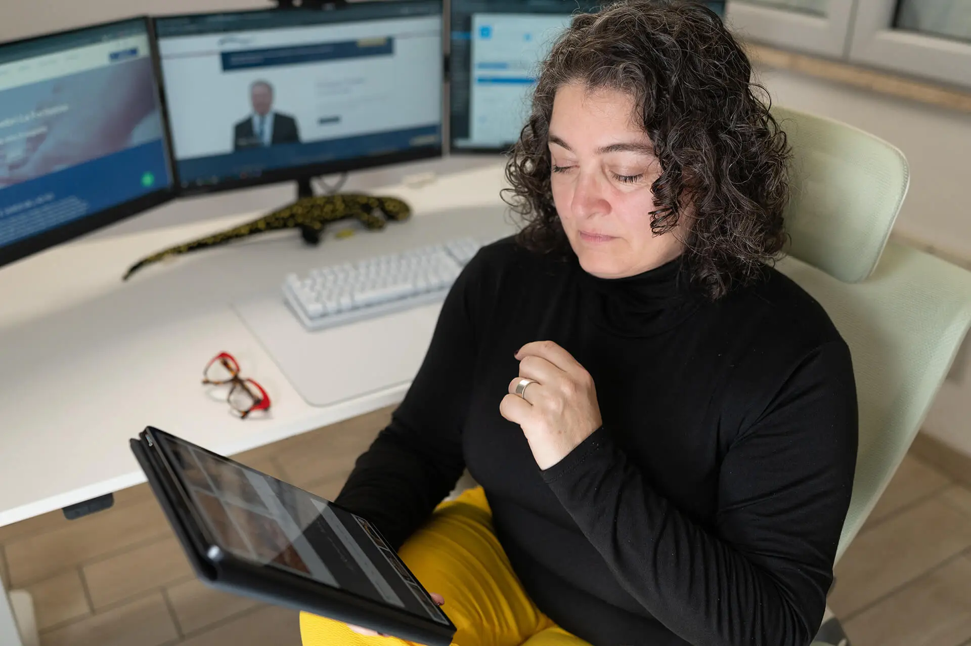 Silvia analizzando un sito con tablet nello sfondo la workstation