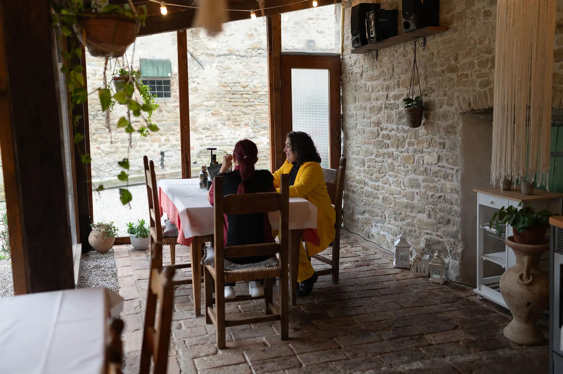Silvia in visita a Selvincontro illustra il progetto mentre siedono al tavolo