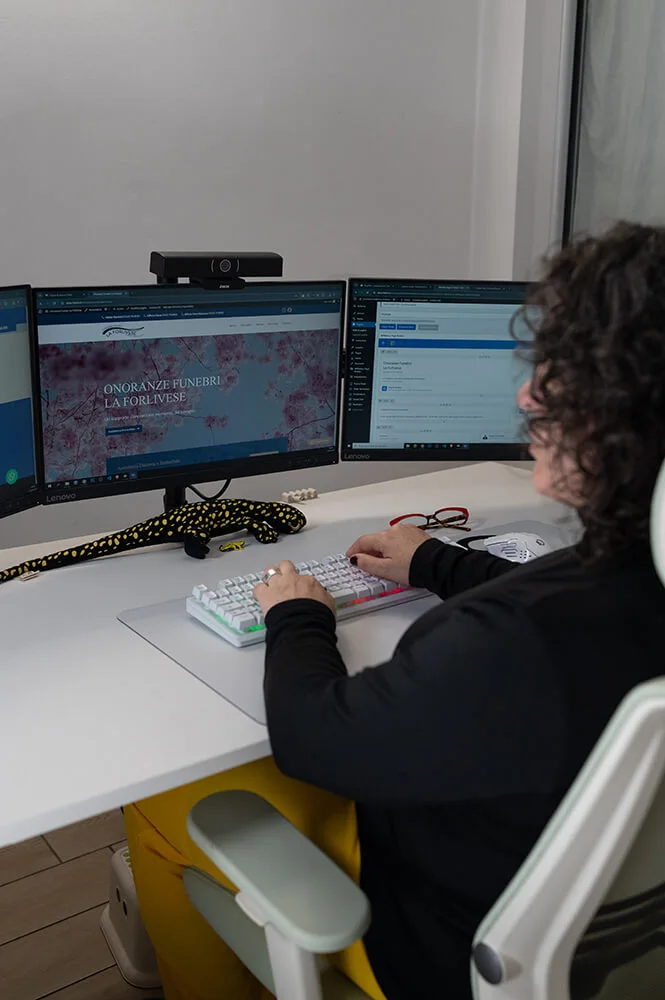 Silvia mentre sviluppa un sito web